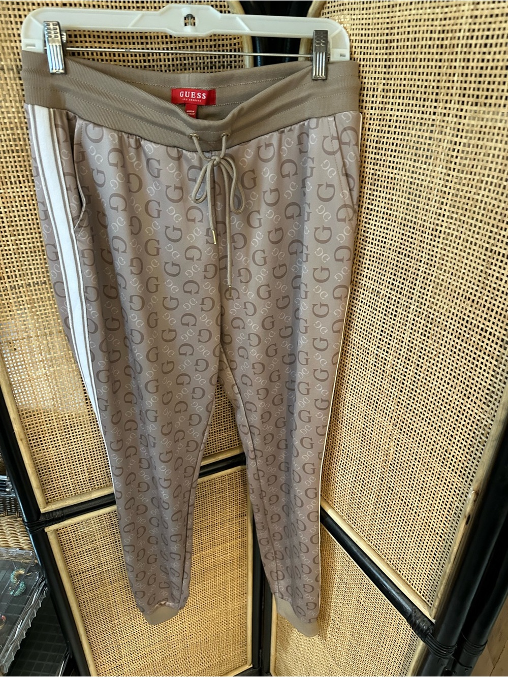 GUESS women’s Taupe Logo-Print Jogger Pants